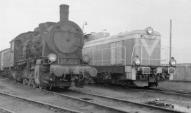 Parowóz Tp4-179 (niemiecka seria G8) i lokomotywa spalinowa SM42-929 na...